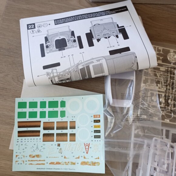 Revell model car kit 29 model A roaderster 2 in 1 open box never used - Picture 2 of 8